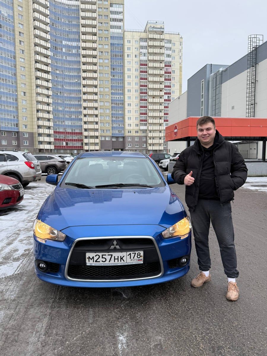 Клиент с купленным автомобилем Mitsubishi Lancer