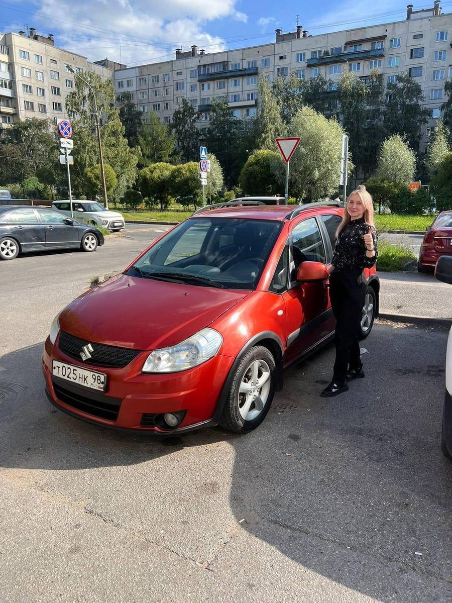 Клиент с купленным автомобилем Suzuki SX4