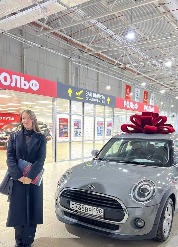 Клиент с купленным автомобилем Mini Cooper