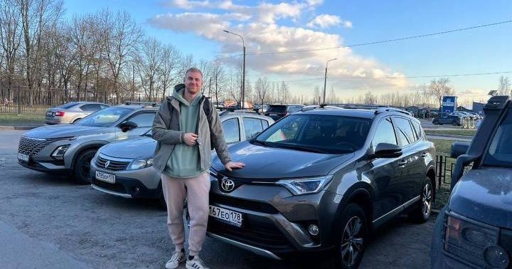 Клиент с купленным автомобилем Toyota RAV4