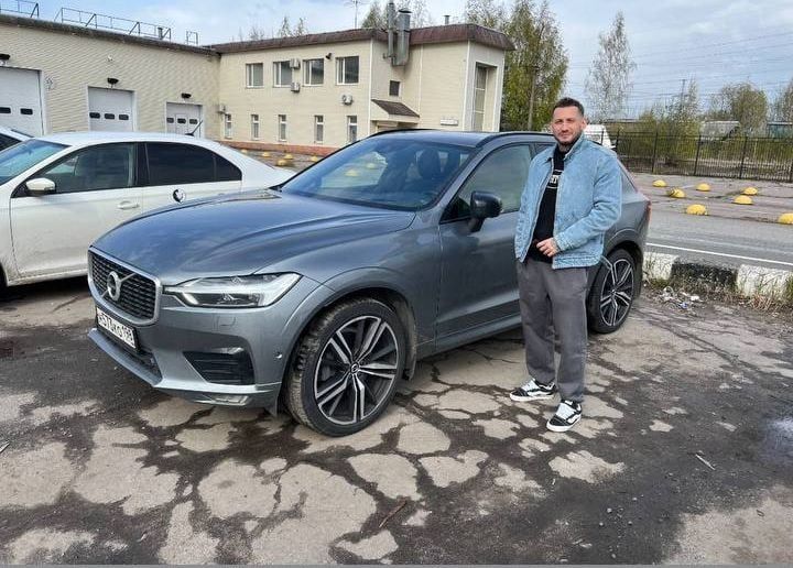 Клиент с купленным автомобилем Volvo XC60