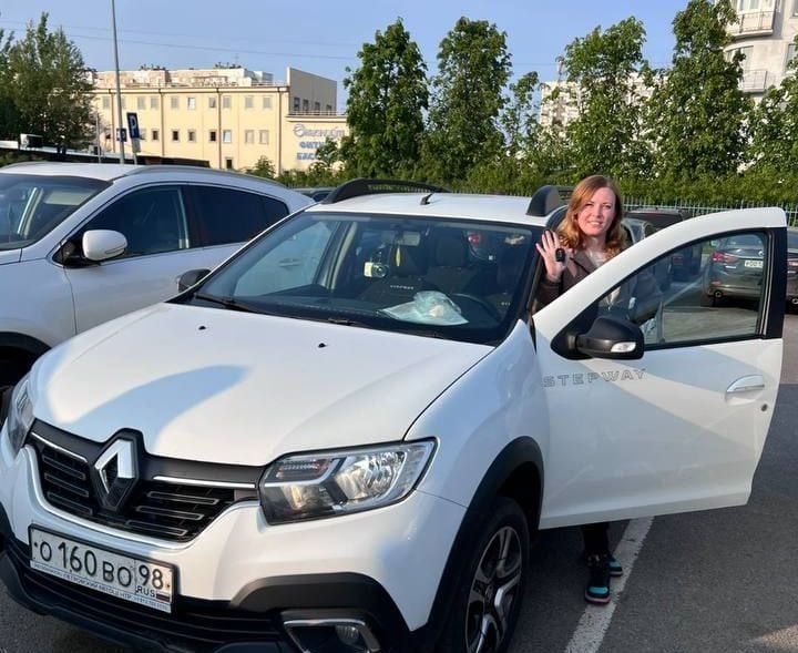 Клиент с купленным автомобилем Renault Sandero Stepway