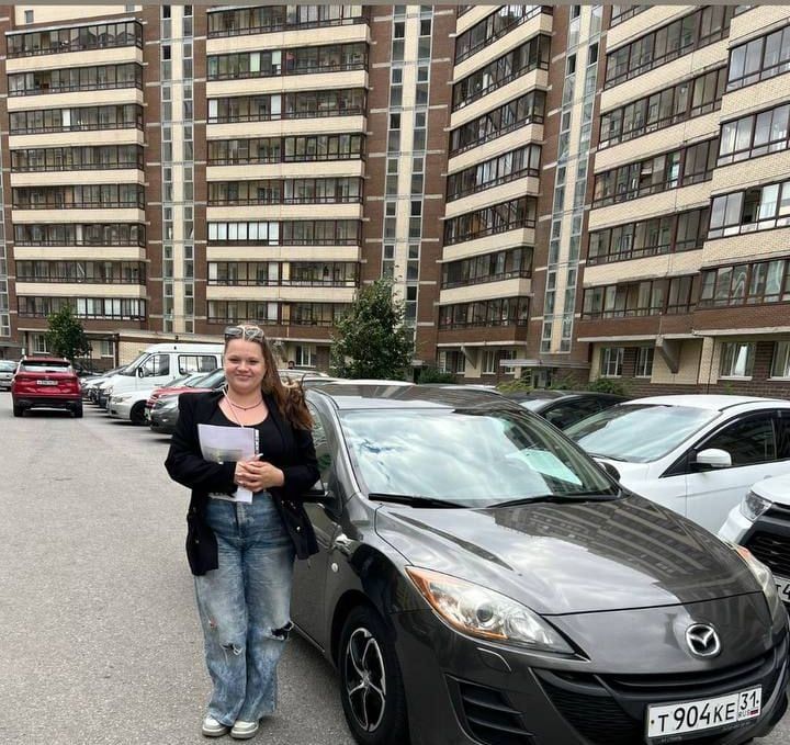 Клиент с купленным автомобилем Mazda 3