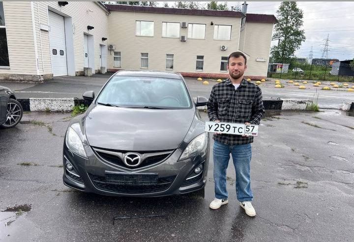 Клиент с купленным автомобилем Mazda 6