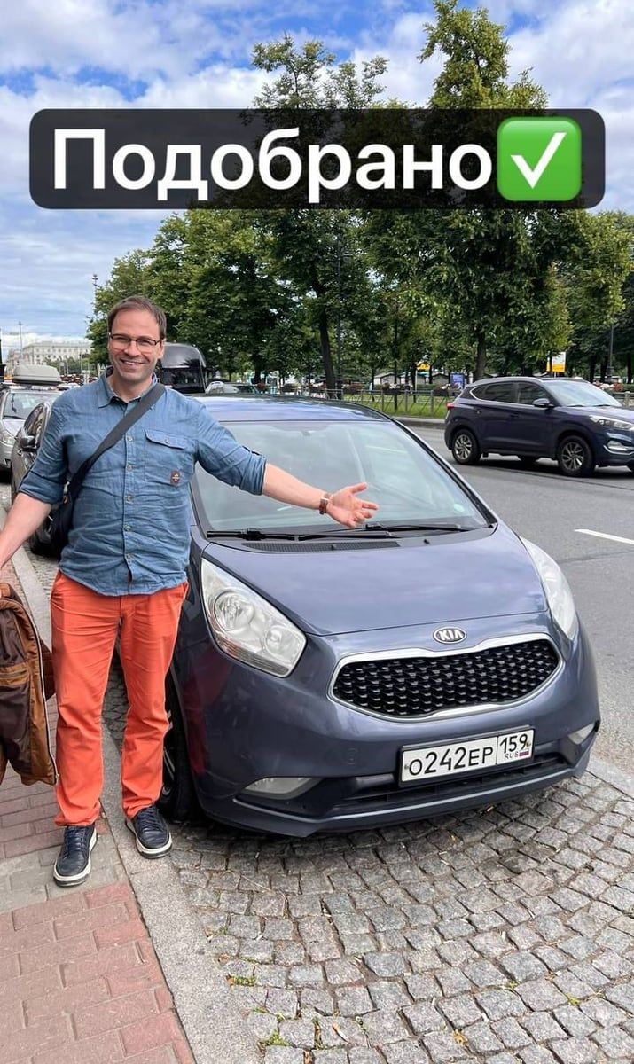 Клиент с купленным автомобилем Kia Venga