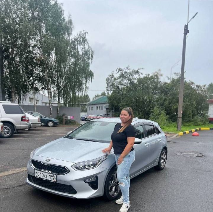 Клиент с купленным автомобилем Kia Ceed