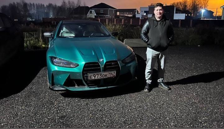 Клиент с купленным автомобилем BMW M3 Competition
