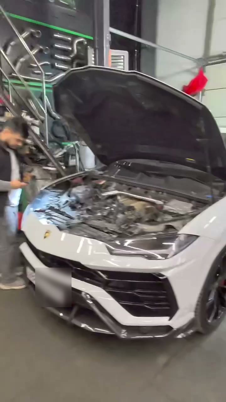 Lamborghini Urus · 2019 — кадр из видео осмотра